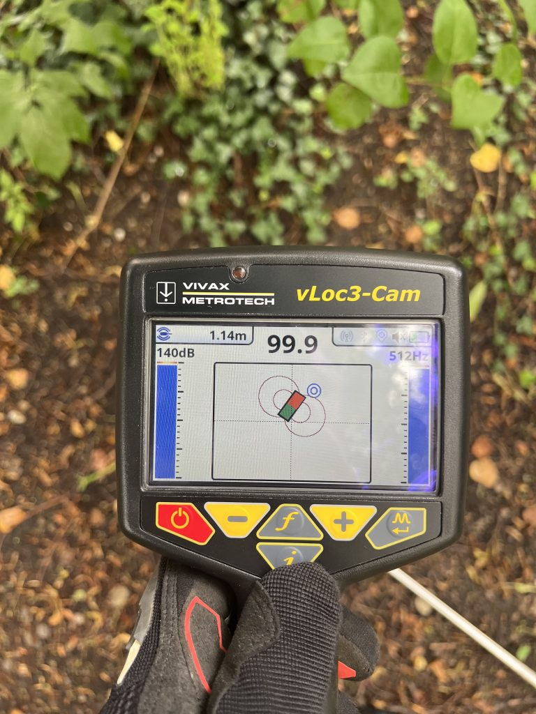 Ein modernes Ortungsgerät vLoc3-Cam zeigt die Position einer Leitung bei einer Kanalortung.